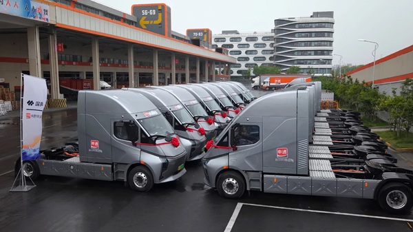 深向科技递表港交所，创始人万钧带队冲刺资本市场，新能源重卡赛道引关注