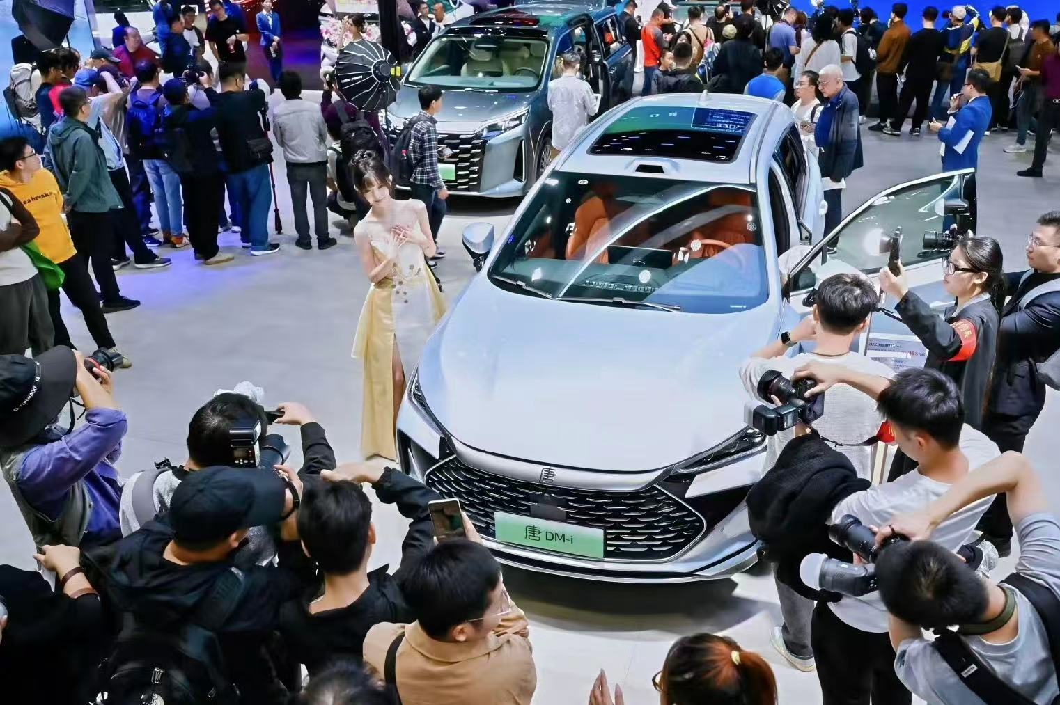 11月国内乘用车销量同比下滑，比亚迪吉利差距缩小，一汽大众重回第三