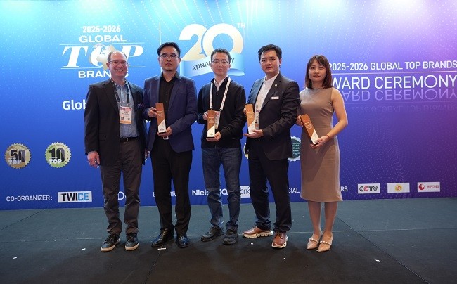 ��������Ʒ�������´󽱣�TCLʵҵЯ����Ƽ���ҫCES 2026