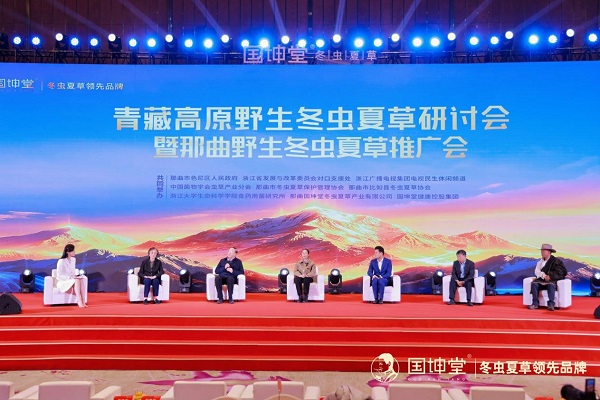 �Ƽ����� �������¡�����������8����Ʒ��ʢ�䡱�ں���Բ���ٰ�