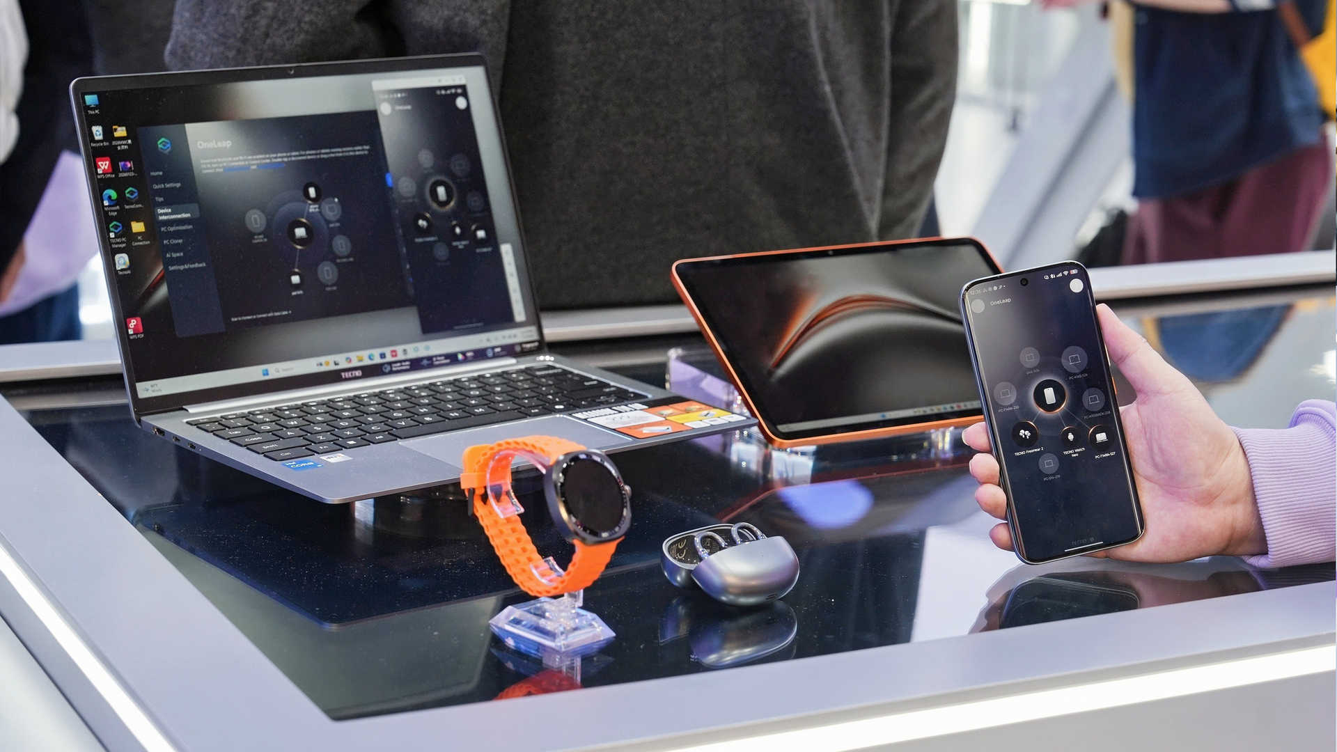 TECNO Яȫ��OneLeap��˻���ƽ̨����̬��Ʒ����MWC 2026