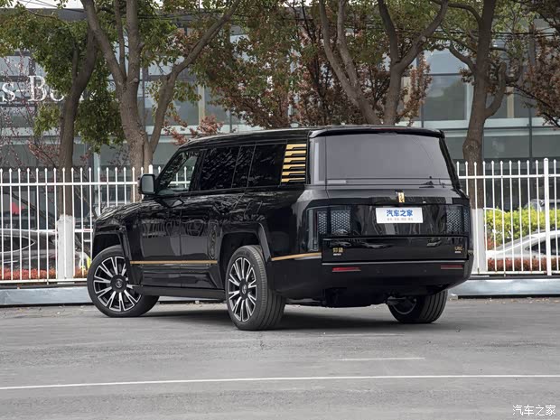 2026北京车展：仰望U8L鼎藏版首发大四座布局双零重力座椅(图5)