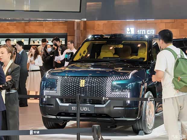 2026北京车展：仰望U8L鼎藏版首发大四座布局双零重力座椅(图3)