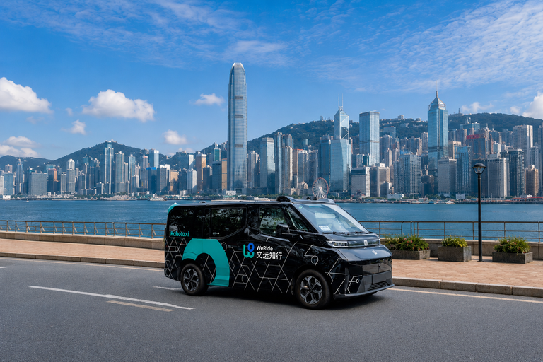 驶入右舵市场，Robotaxi全球化竞争升级