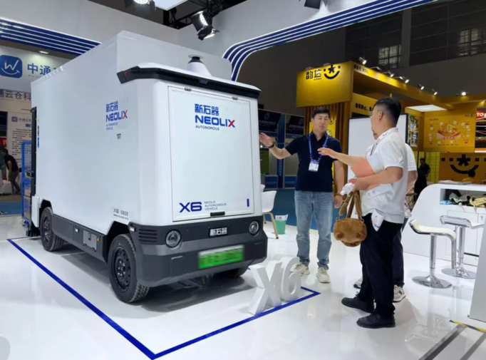新石器X6自装卸车首发不止无人配送还能自动装卸(图1)