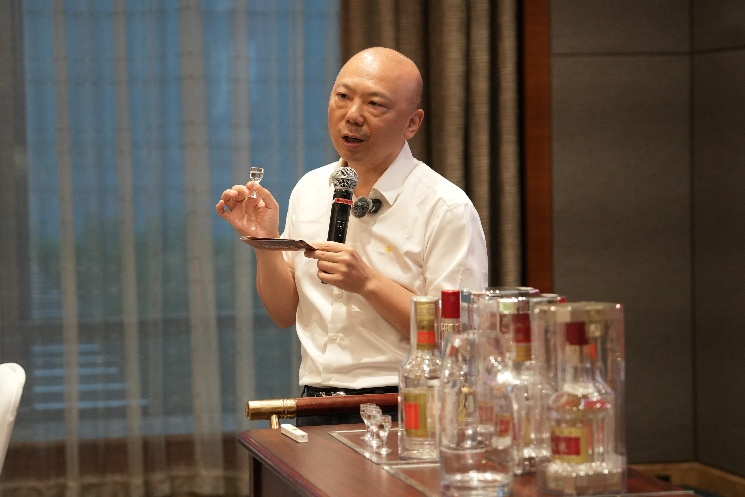中秋老酒消费持续升温五粮液陈年老酒“礼承时光”礼盒成交环比增长3倍(图2)